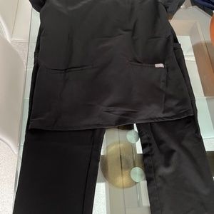 FIGS BLACK SCRUB SET